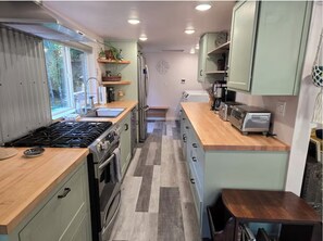 Fridge, microwave, oven, stovetop - Cozy Cottage (Trinidad)