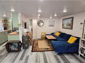 TV, books - Cozy Cottage (Trinidad)