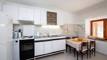 House (Holiday Home) | Private kitchen | Fridge