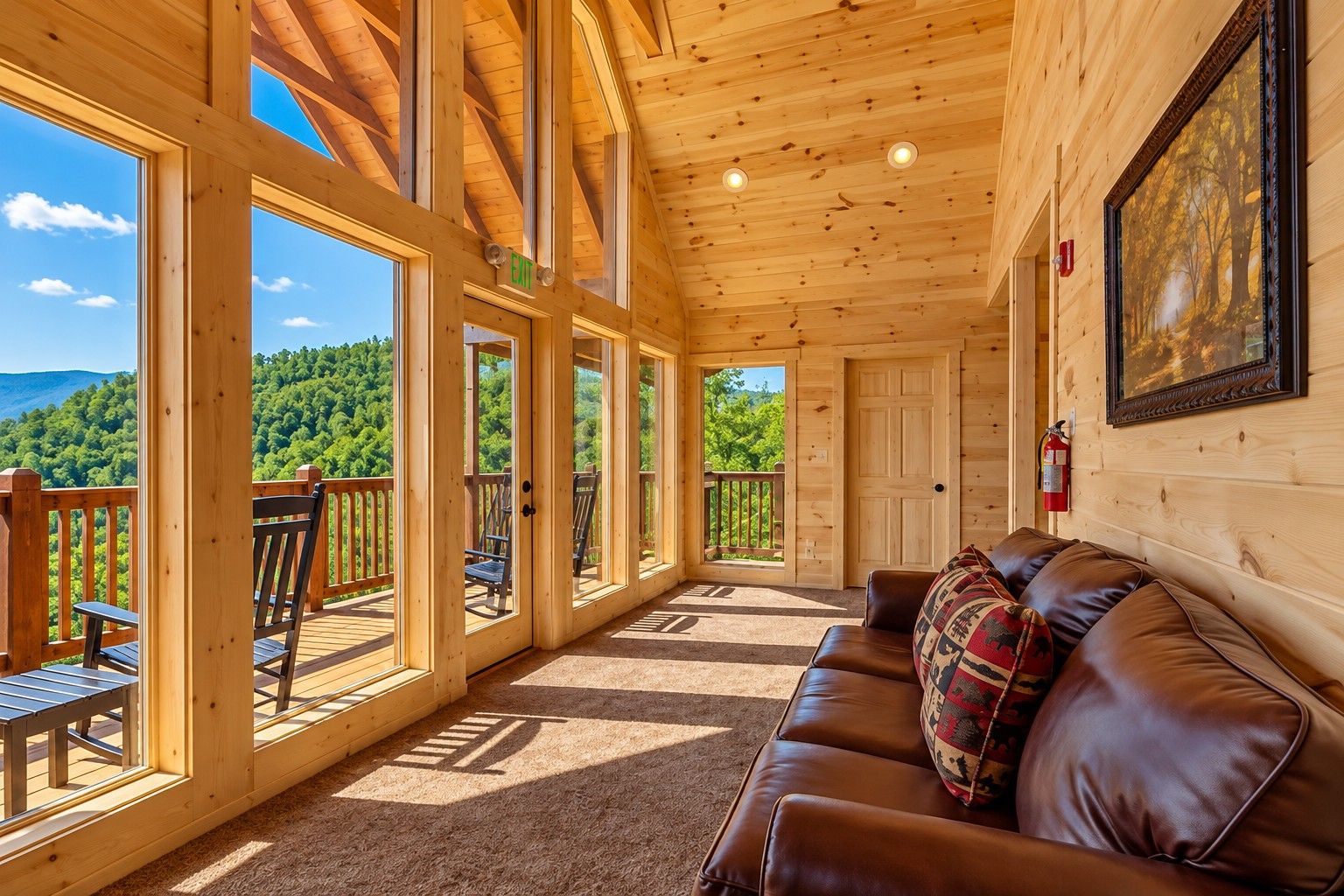Une cabane en bois avec un balcon, un canapé en cuir et un tableau accroché au mur.