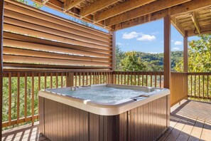 Outdoor spa tub - Cabin + FREE Resort Amenities | Pigeon Forge (Pigeon Forge)