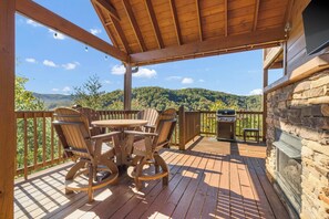 Outdoor dining - Country Cozy, free tickets, no catch! (Pigeon Forge)