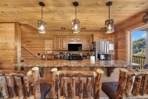 Refrigerador, lavavajillas, cafetera y tetera y utensilios de cocina 