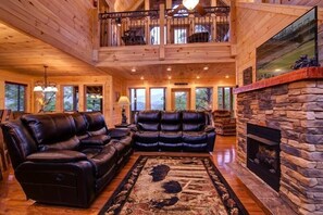 Smart TV, fireplace - Cabin + FREE Resort Amenities | Pigeon Forge (Pigeon Forge)