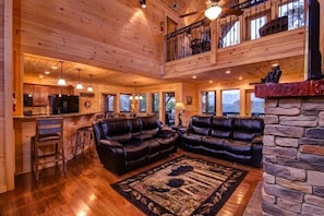 Smart TV, fireplace - Cabin + FREE Resort Amenities | Pigeon Forge (Pigeon Forge)