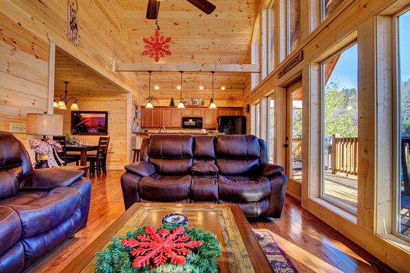 Smart TV, fireplace - Near Dollywood + Resort Amenities Included (Pigeon Forge)