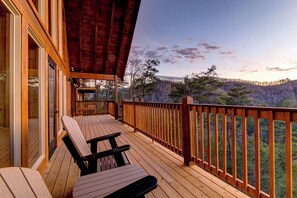 Terrace/patio - Critter Cove, free tickets, no catch! (Pigeon Forge)