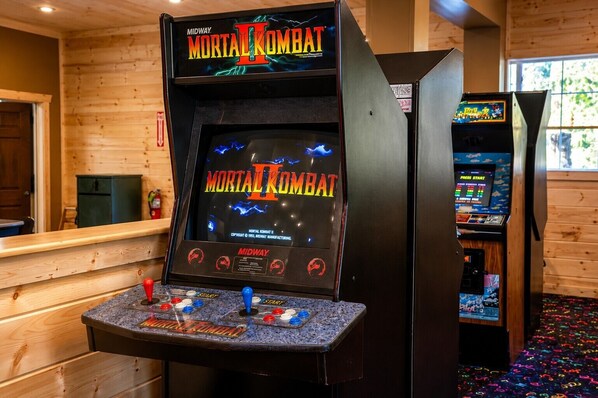 Un salón de juegos Midway con máquinas de Mortal Kombat II, paredes de madera y una zona de mostrador.