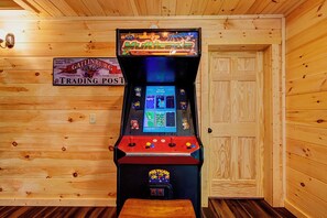Game room - Cabin + FREE Resort Amenities | Pigeon Forge (Sevierville)