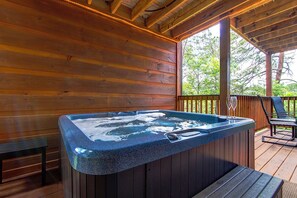 Outdoor spa tub - Near Dollywood + Resort Amenities Included (Pigeon Forge)