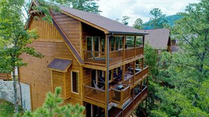 Exterior - Frosty Bear, free tickets, no catch! (Pigeon Forge)