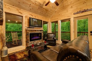 Smart TV y chimenea 
