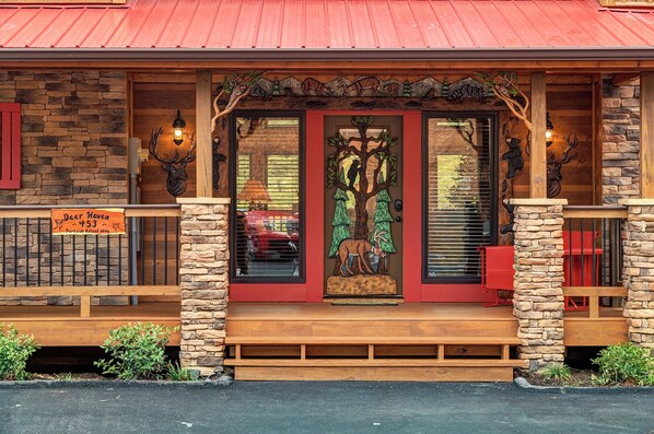 Exterior detail - Deer Haven, free tickets, no catch! (Pigeon Forge)