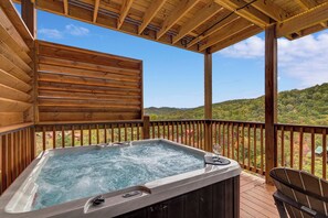 Outdoor spa tub - Deer Haven, free tickets, no catch! (Pigeon Forge)