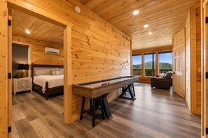 4 bedrooms, iron/ironing board, WiFi