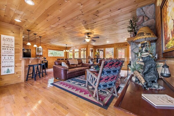 Interior - Cabin + FREE Resort Amenities | Pigeon Forge (Pigeon Forge)