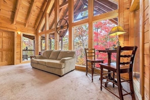 Smart TV, fireplace - Cabin + FREE Resort Amenities | Pigeon Forge (Pigeon Forge)