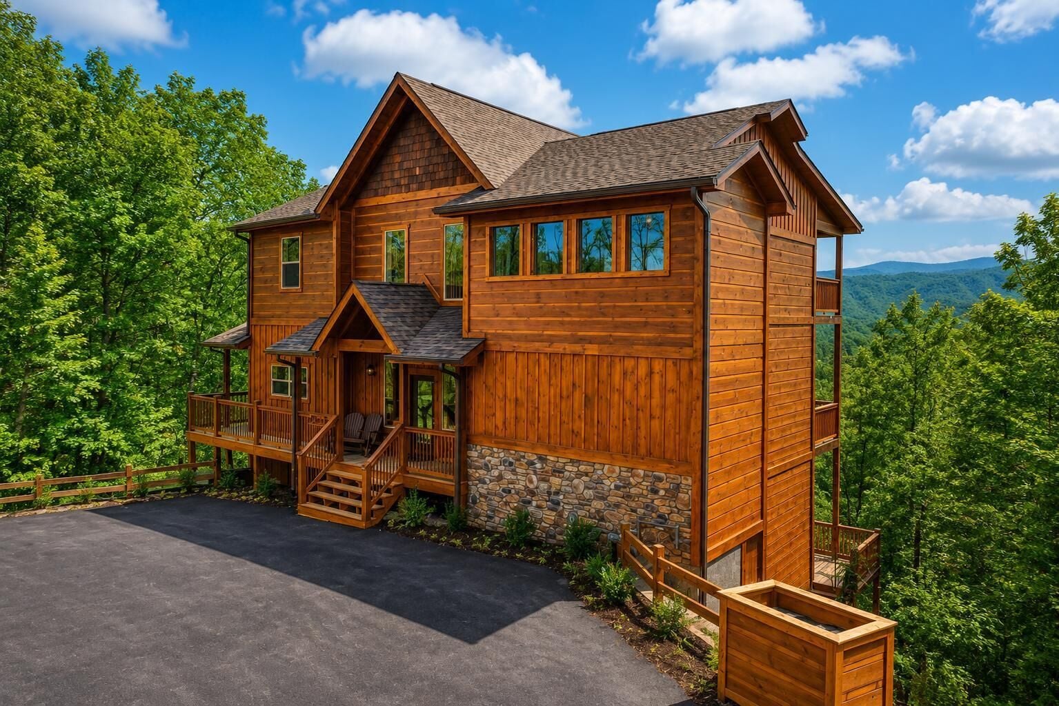 Eine Holzhütte mit steinernen Fundamenten, einer Veranda und Blick auf den umliegenden Wald.