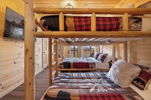 4 slaapkamers, een strijkplank/strijkijzer, internet