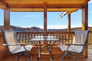 Outdoor dining - Smoky Mtn Sunset, free tickets, no catch! (Sevierville)