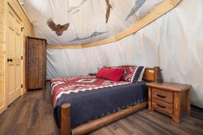 1 bedroom, Internet, bed sheets - Soaring Dreams Teepee, Free tickets, No catch! (Sevierville)