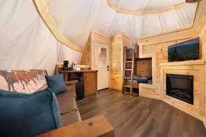 1 bedroom, Internet, bed sheets - Flyin' Horse - all inclusive resort amenities! (Sevierville)