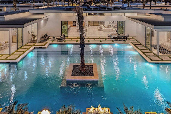 House (5 Bedrooms) | Interior