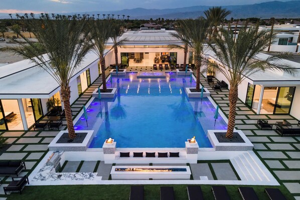 ヴィラ (Multiple Bedrooms) | 施設の正面