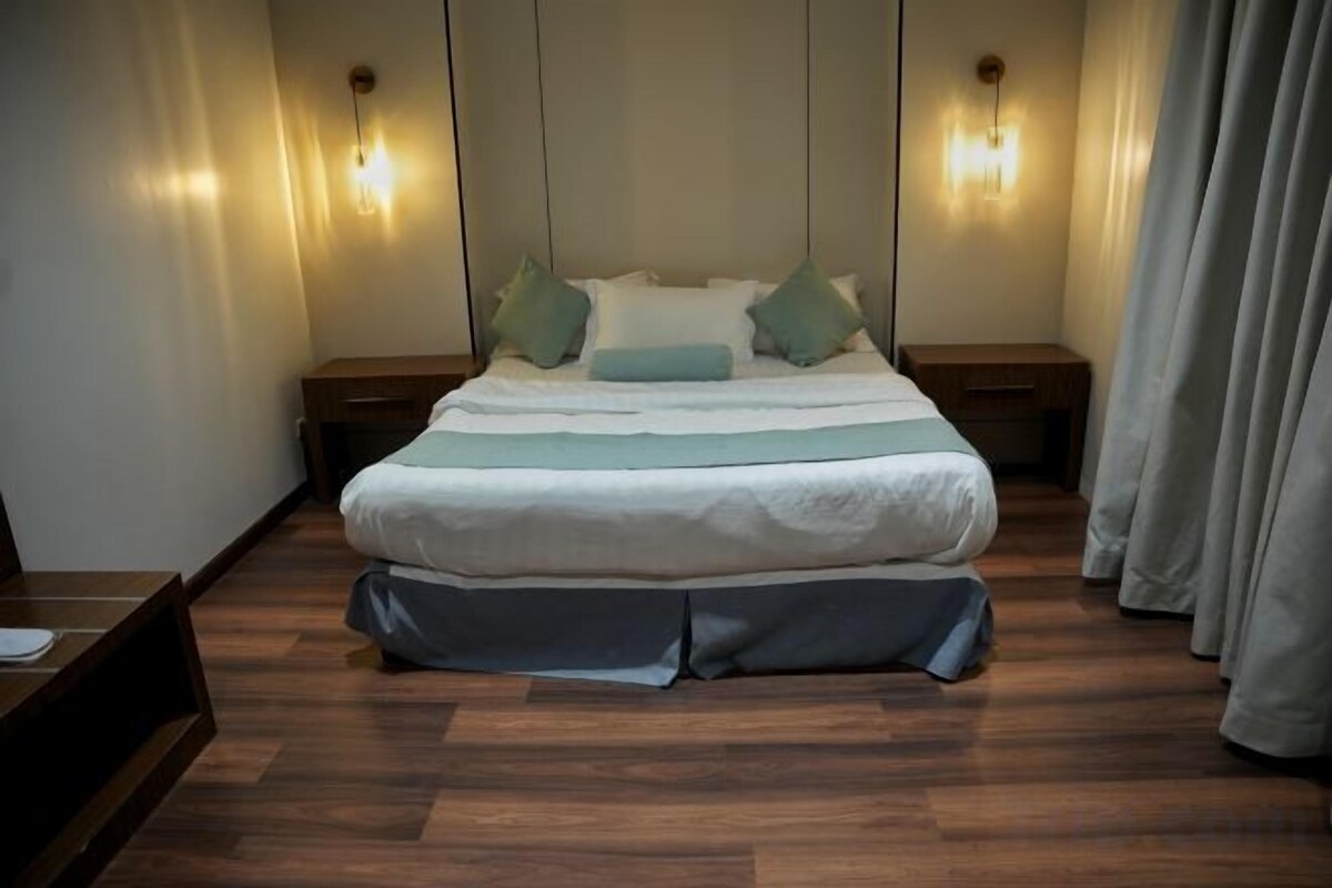 Premium bedding, minibar (some free items), soundproofing