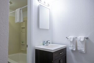 Combined shower/tub, free toiletries, hair dryer, towels