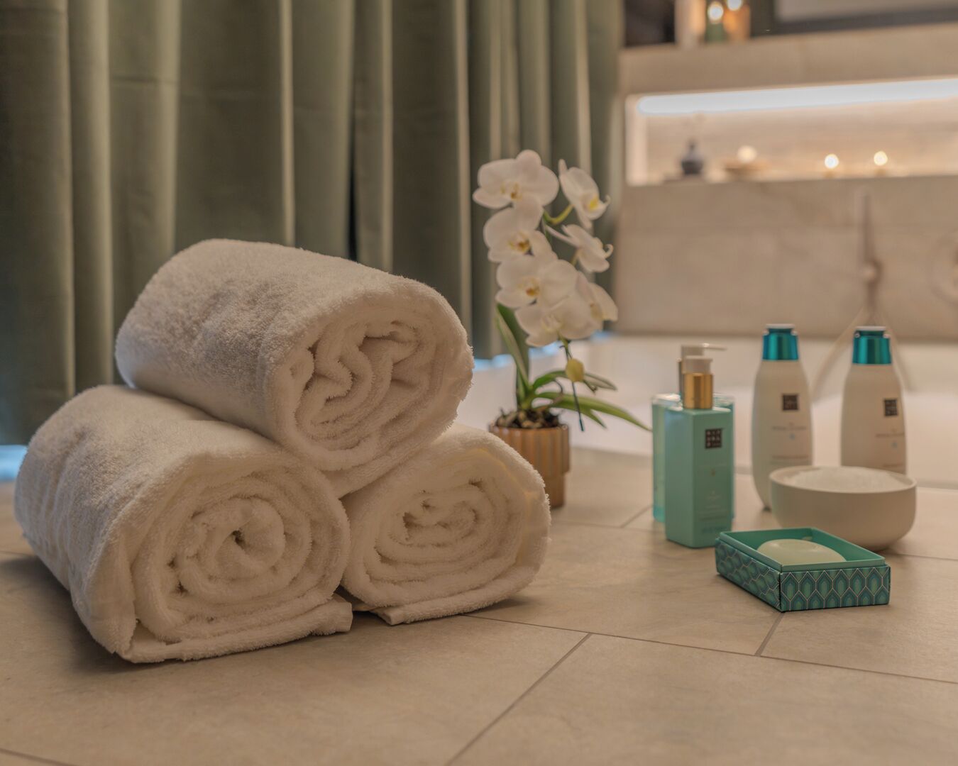 Haartrockner, Bidet, Handtücher, Seife