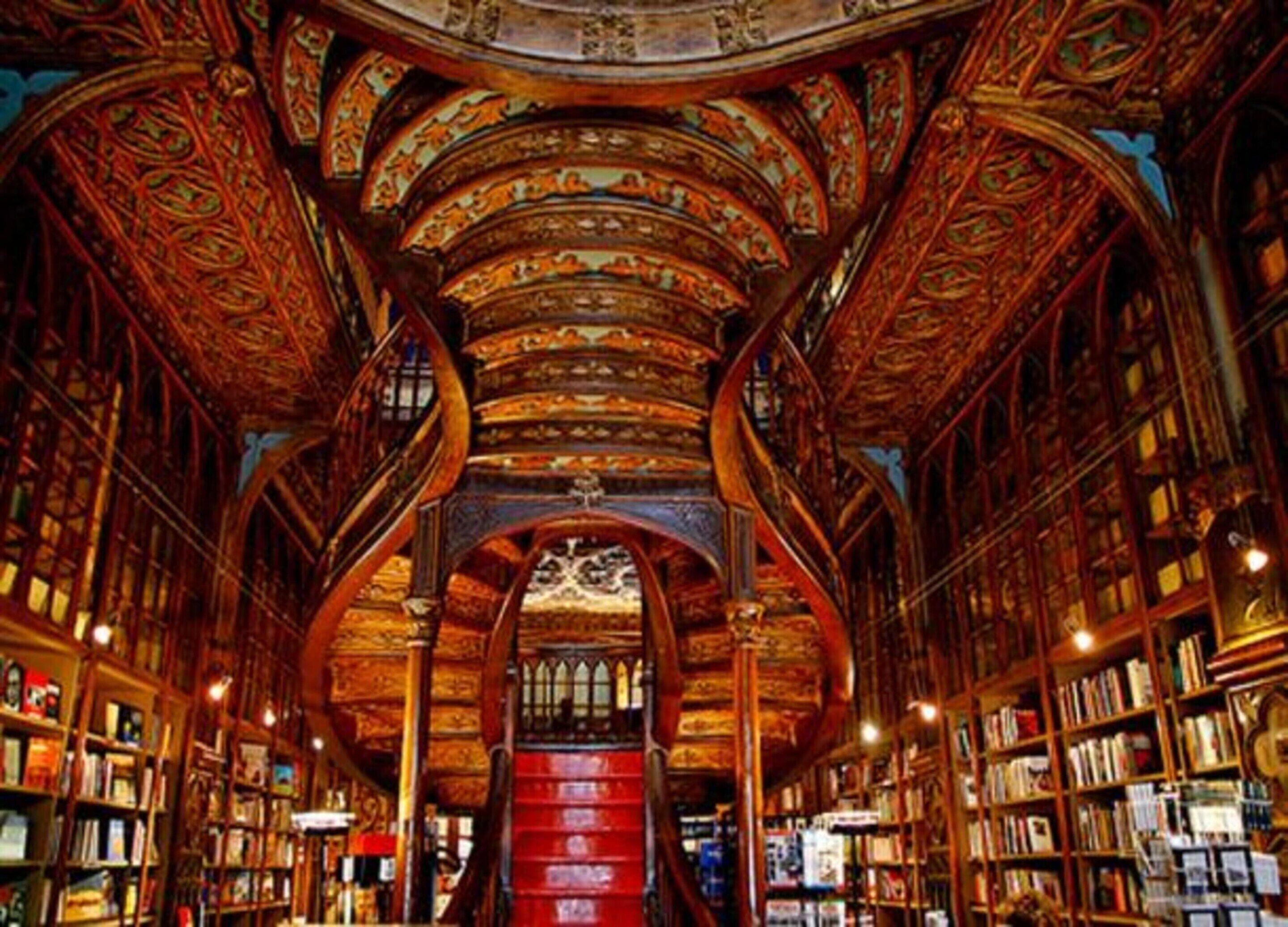 Una maestosa biblioteca con soffitti in legno decorati e scaffali colmi di libri.