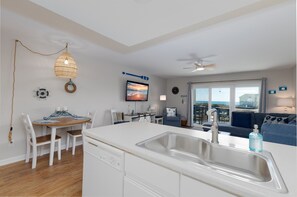 Interior - Blue Oar- Beach, Pool, and Sun in Surf City! (Surf City)