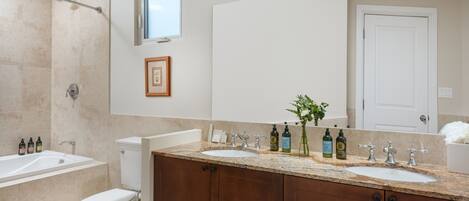 Douche, sèche-cheveux, serviettes fournies