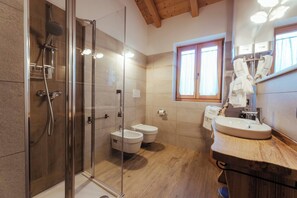 Regadera, secadora de cabello, bidet, toallas 