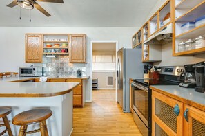 Refrigerador, microondas, placa de cocina, cafetera/tetera