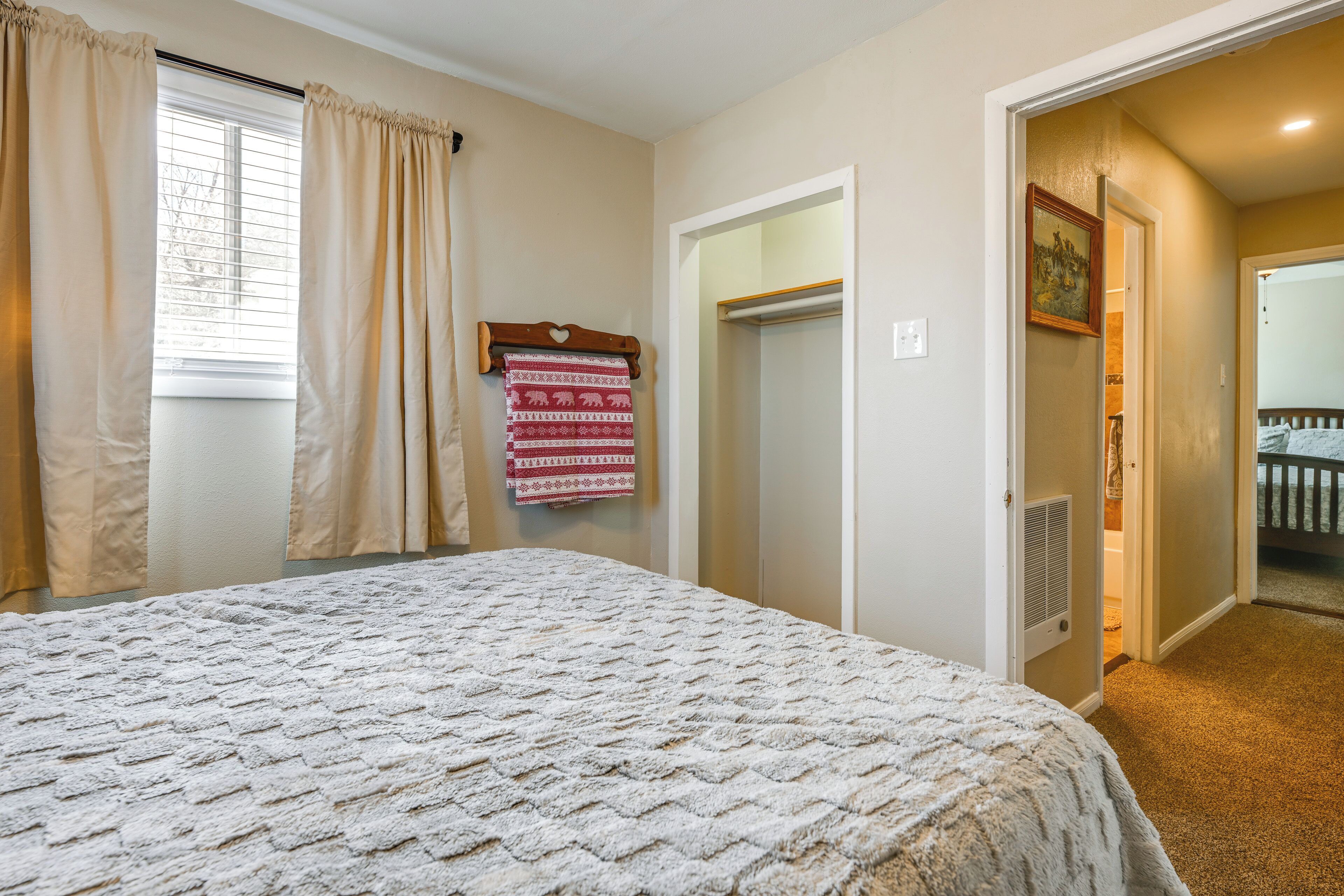 4 bedrooms, desk, iron/ironing board, Internet