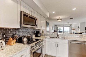 Fridge, microwave, oven, stovetop - 208 Sailmaker - Amelia Sunrise (Fernandina Beach)