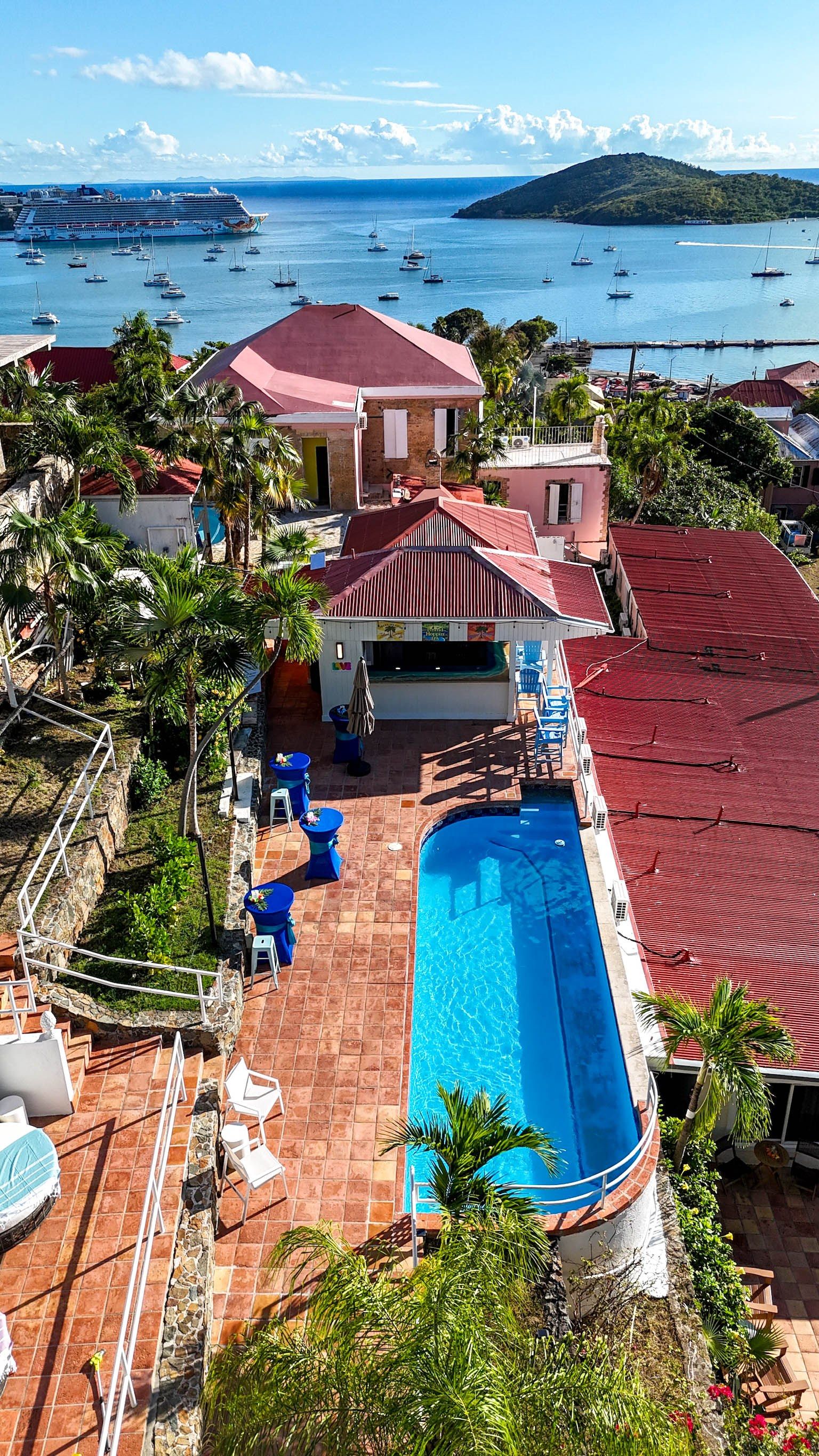 Ein Resort mit Schwimmbad, Sitzgelegenheiten im Freien und Meerblick.