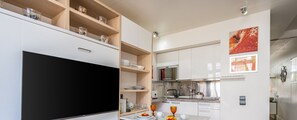 Réfrigérateur, micro-ondes, plaque de cuisson, cafetière/bouilloire