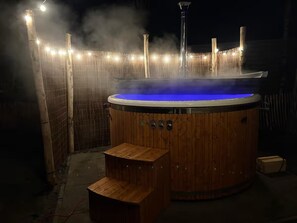 Outdoor spa tub - Luxury chalet with hot tub on the Salland Ridge (Haarle)