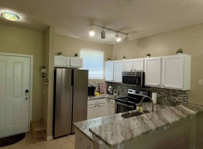 Fridge, microwave, oven, stovetop - Spacious Vacation Home Near The Parks +pool access! (Davenport)