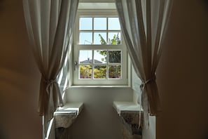 Family Suite, Multiple Beds, Bathtub, Valley View | 1 bedroom, desk, laptop workspace, free WiFi
