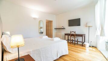 Suite familiare, letti multipli, vasca da bagno, vista valle | 1 camera, una scrivania, postazione laptop, Wi-Fi gratuito