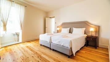 Suite familiar, varias camas, tina, vista al valle | 1 habitación, escritorio y espacio para trabajar con laptop