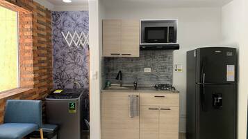 Coffee/tea maker, fridge, microwave, oven