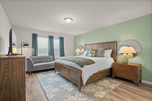 5 Schlafzimmer, Schreibtisch, Bügeleisen/Bügelbrett, Reisekinderbett