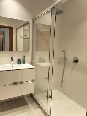 Dusche, Haartrockner, Bidet, Handtücher