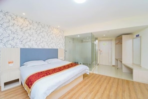 A modern hotel room with a large bed, a glass shower enclosure, and a walk-in closet. - Yuntu Hotel (Shanghai Jinshan Bailian City Beach) (Shanghai)