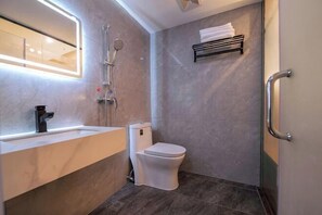 A modern bathroom with a shower, toilet, and sink. - Nanning Tian'en Hotel (Xiuxiang Metro Station, Guangxi University Branch) (Nanning)